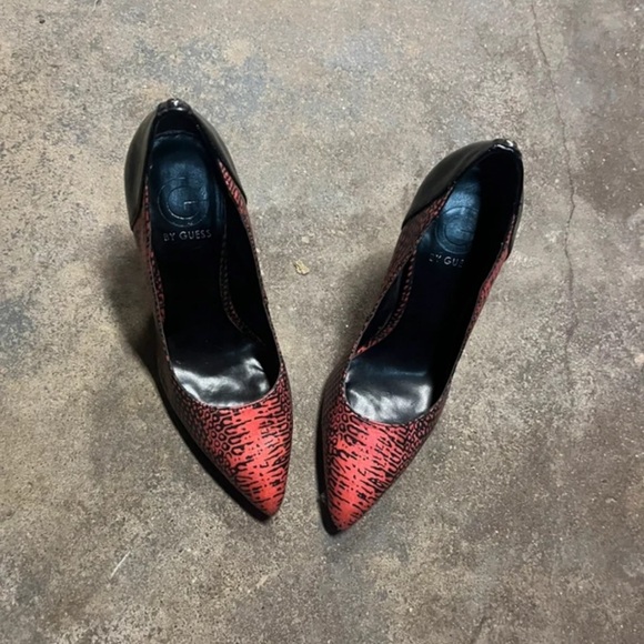 Guess Red Snake-Print Pointed Toe Stiletto Pumps with Black Trim - Picture 2 of 6